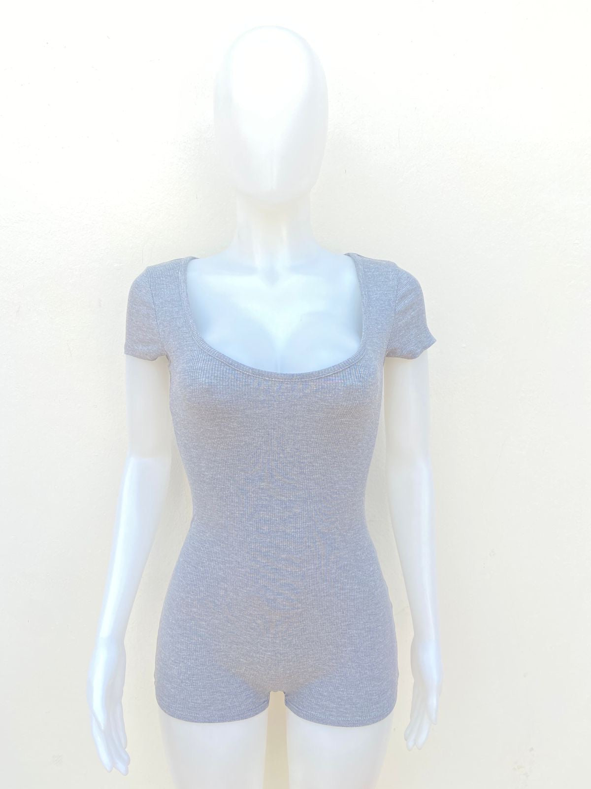 Enterizo/Romper Fashion Nova original, gris (heather grey) en tela canale, corto.