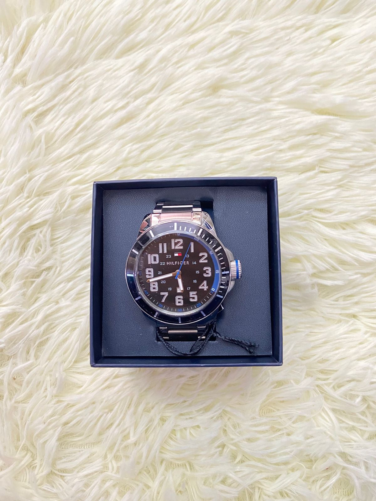 Reloj TOMMY HILFIGER original, 46mm cara , plateado con fondo negro con azul.