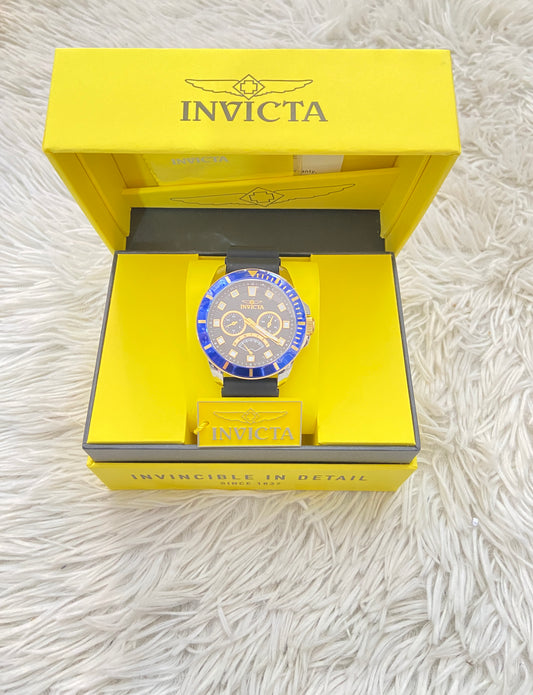 Reloj INVICTA original negro con fondo en azul y detalles dorado.