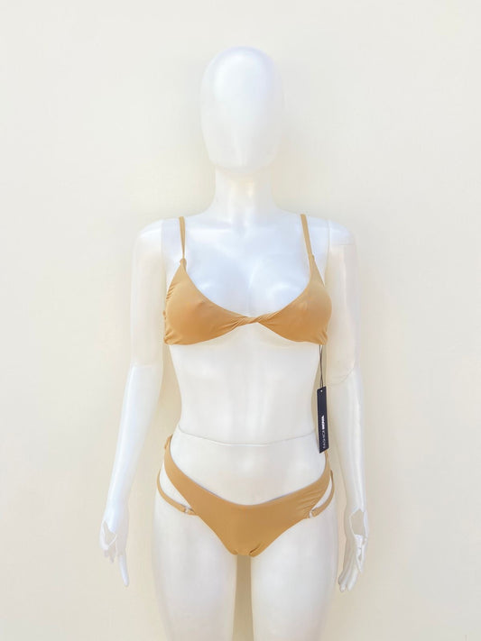 Biquini, crema liso con tiras en los lados.