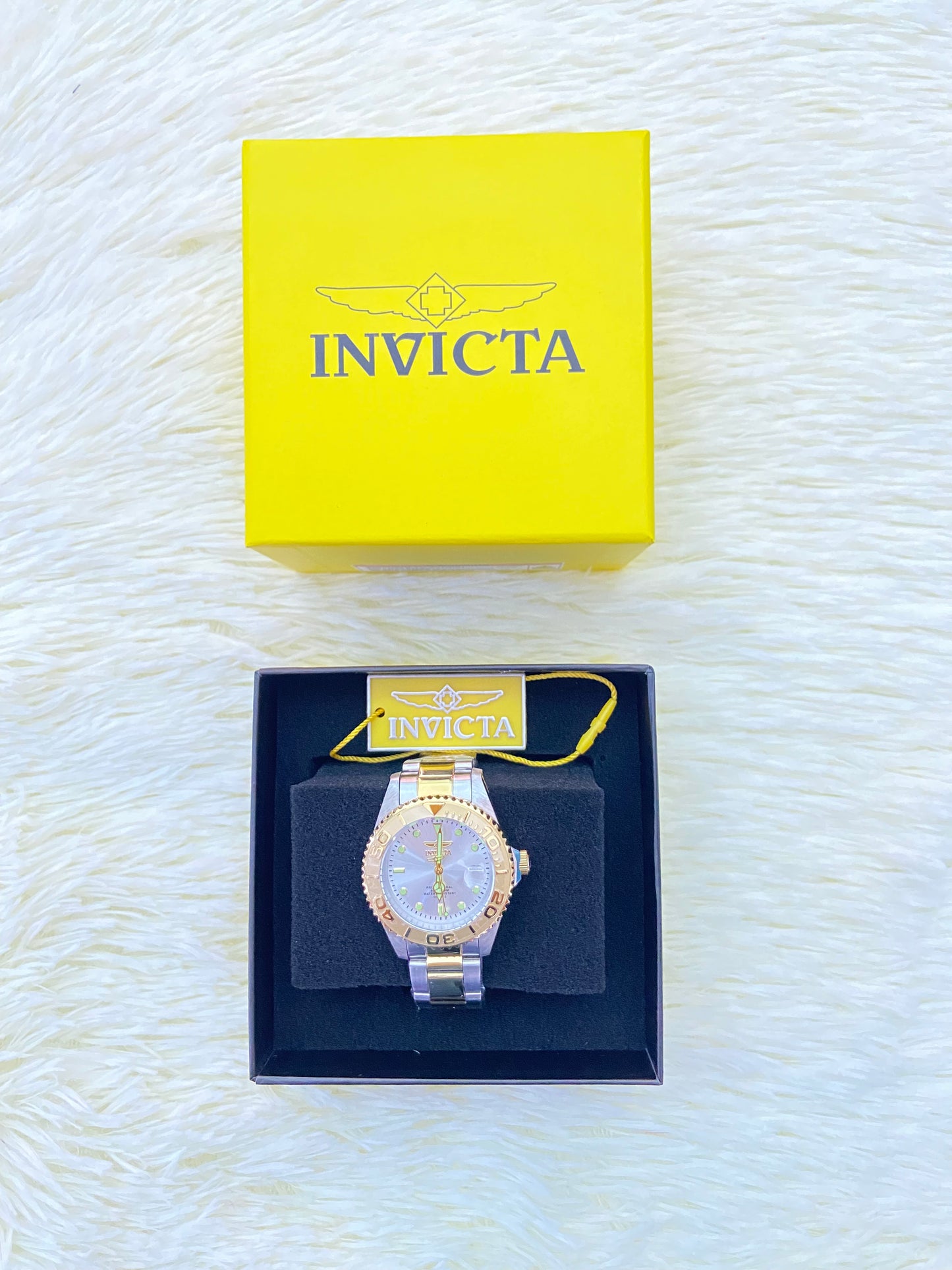 Reloj INVICTA original plateado con dorado  y manecillas en color verde.
