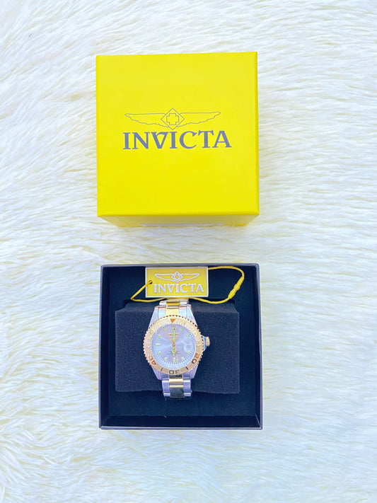 Reloj INVICTA original plateado con dorado  y manecillas en color verde.