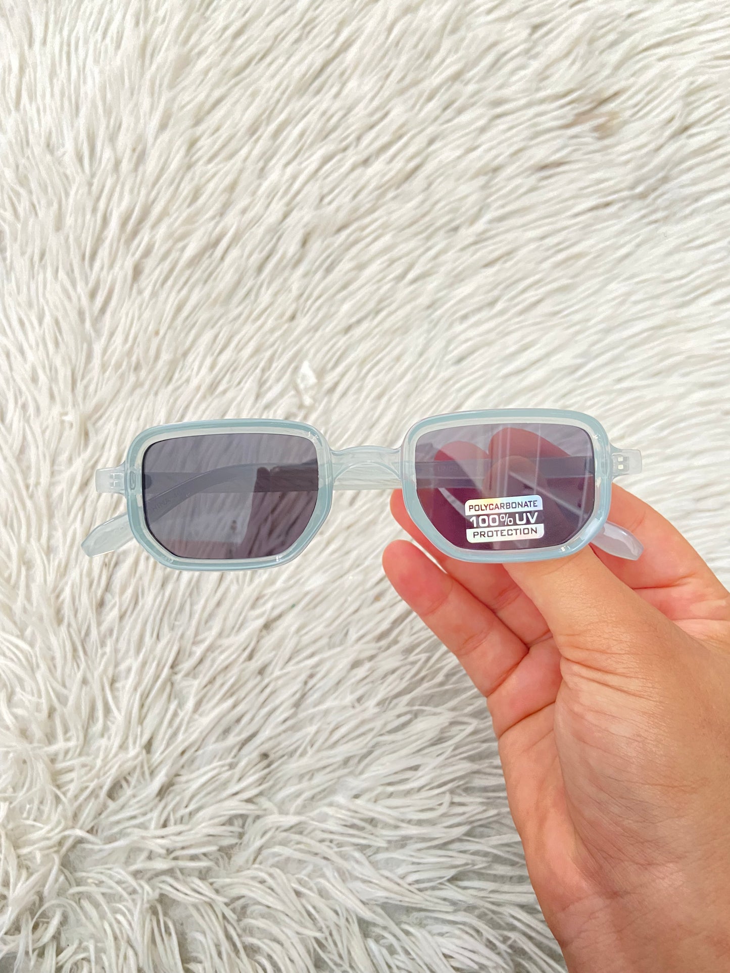 Lentes, azul claro con micas oscuras, cuadrados.