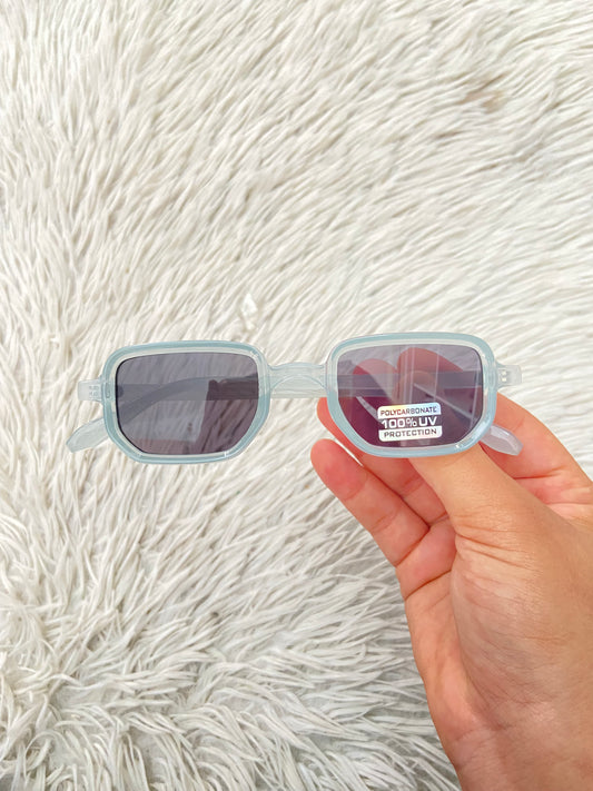 Lentes, azul claro con micas oscuras, cuadrados.