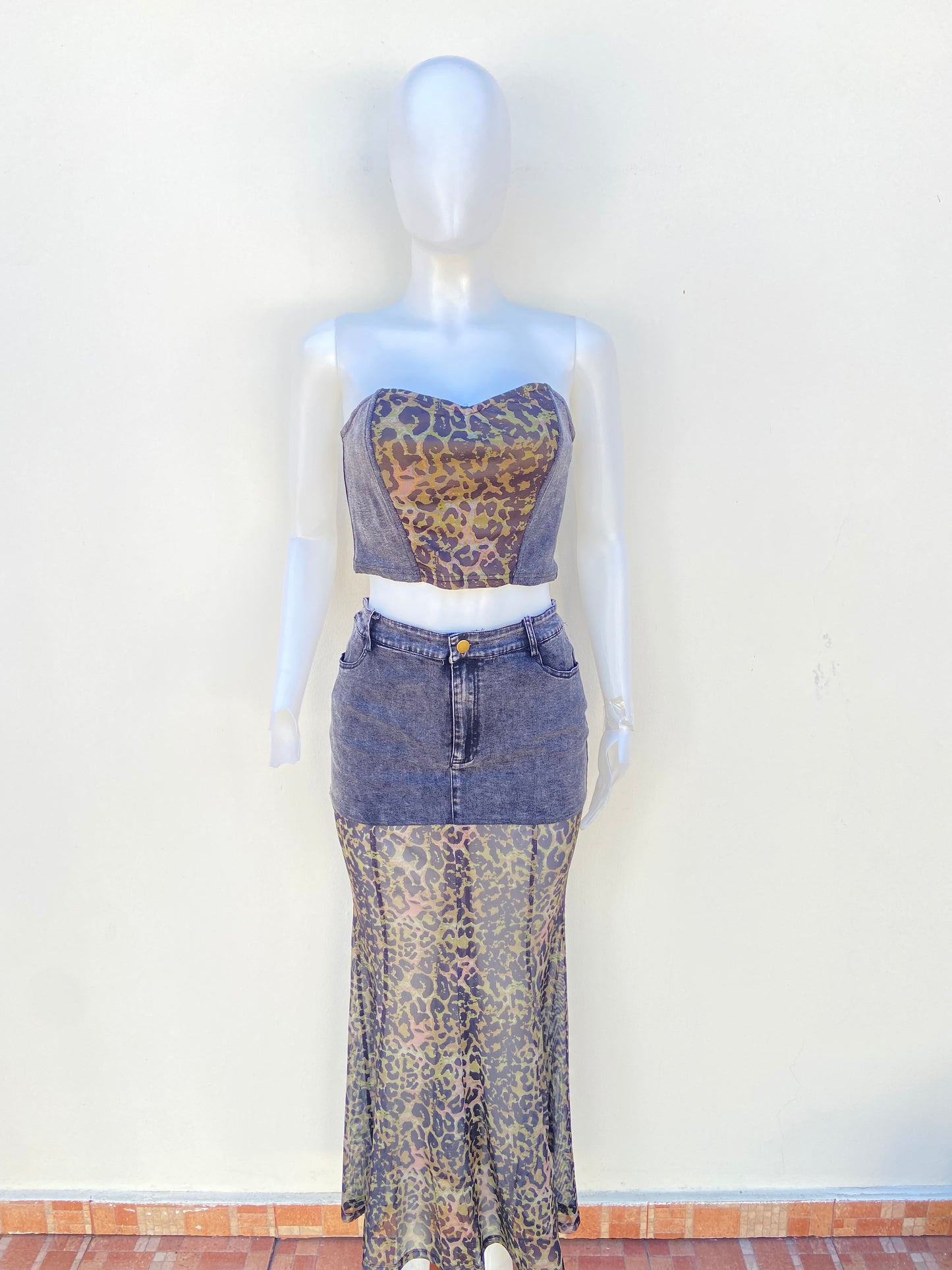 Conjunto, negro con estampado de animal print strapless de falda y top.