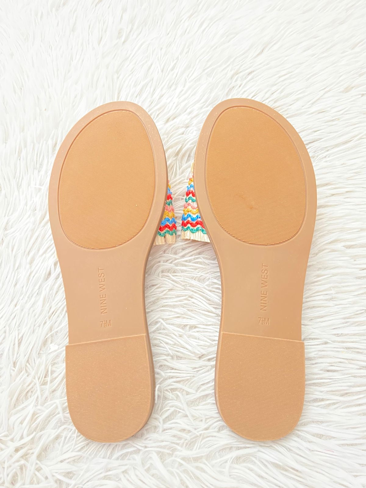 Sandalias NINE WEST original, crema con diseño de pajas al frente multicolor.