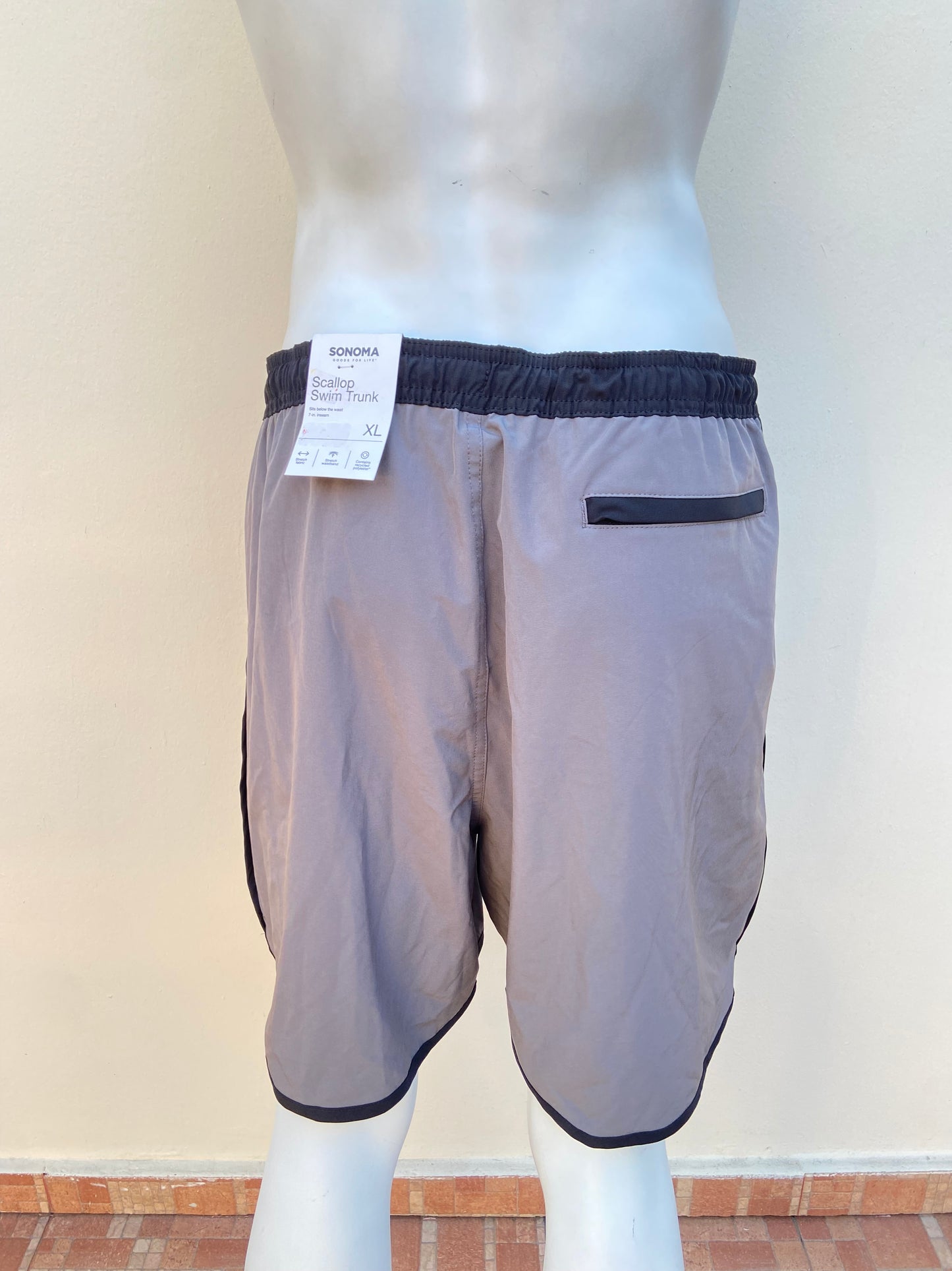 Bañador SONOMA original gris claro con pretina en color negro.