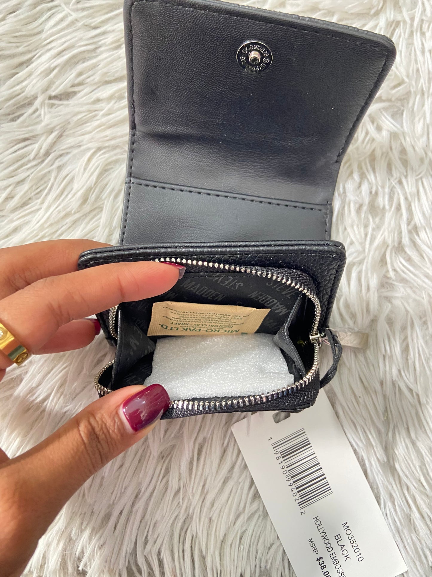 Mini monedero STEVE MADDEN ORIGINAL negro con placa SM en color plateado.