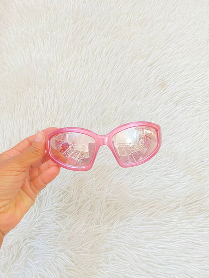 Lentes diseñados con protección UV 100-400 para proteger tu visión. Rosado metálico con micas claras.