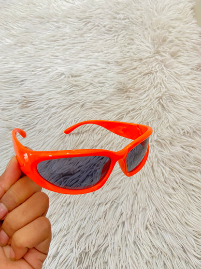 Lentes, diseñados con protección UV 100-400 para proteger tu visión. Naranja con micas de color negro.