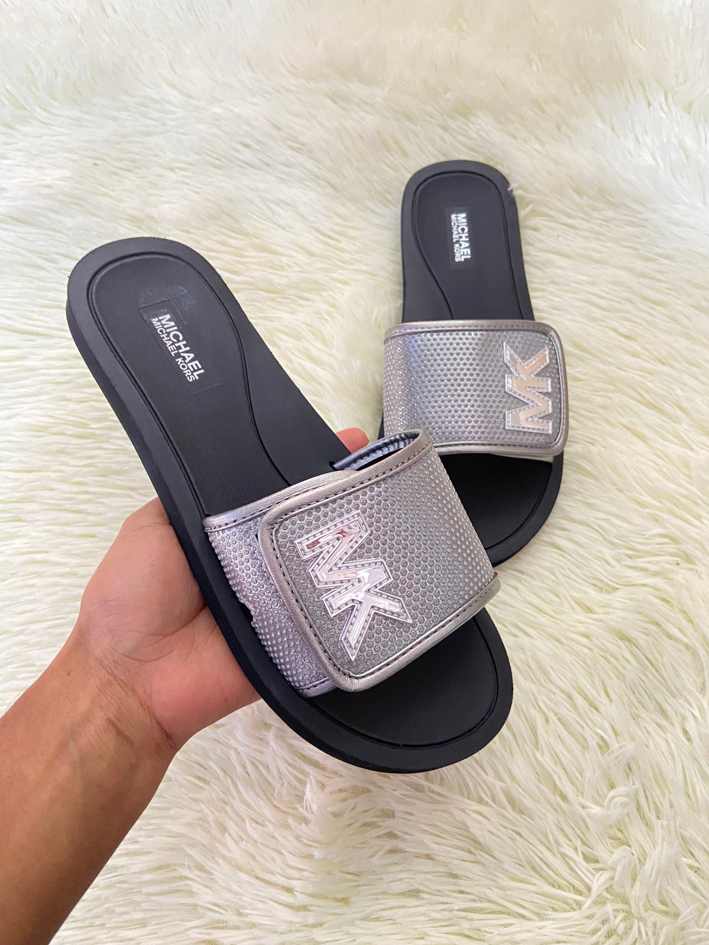 Sandalias MICHAEL KORS original, negra con plateado y letras MK en los lados.