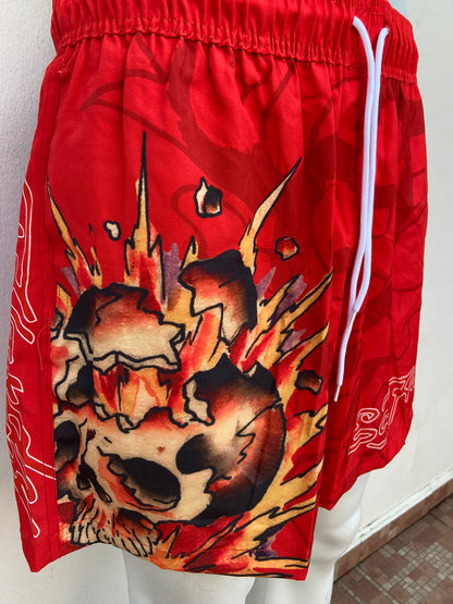 Bañador/Baggy, rojo con estampado de calavera y llamas.