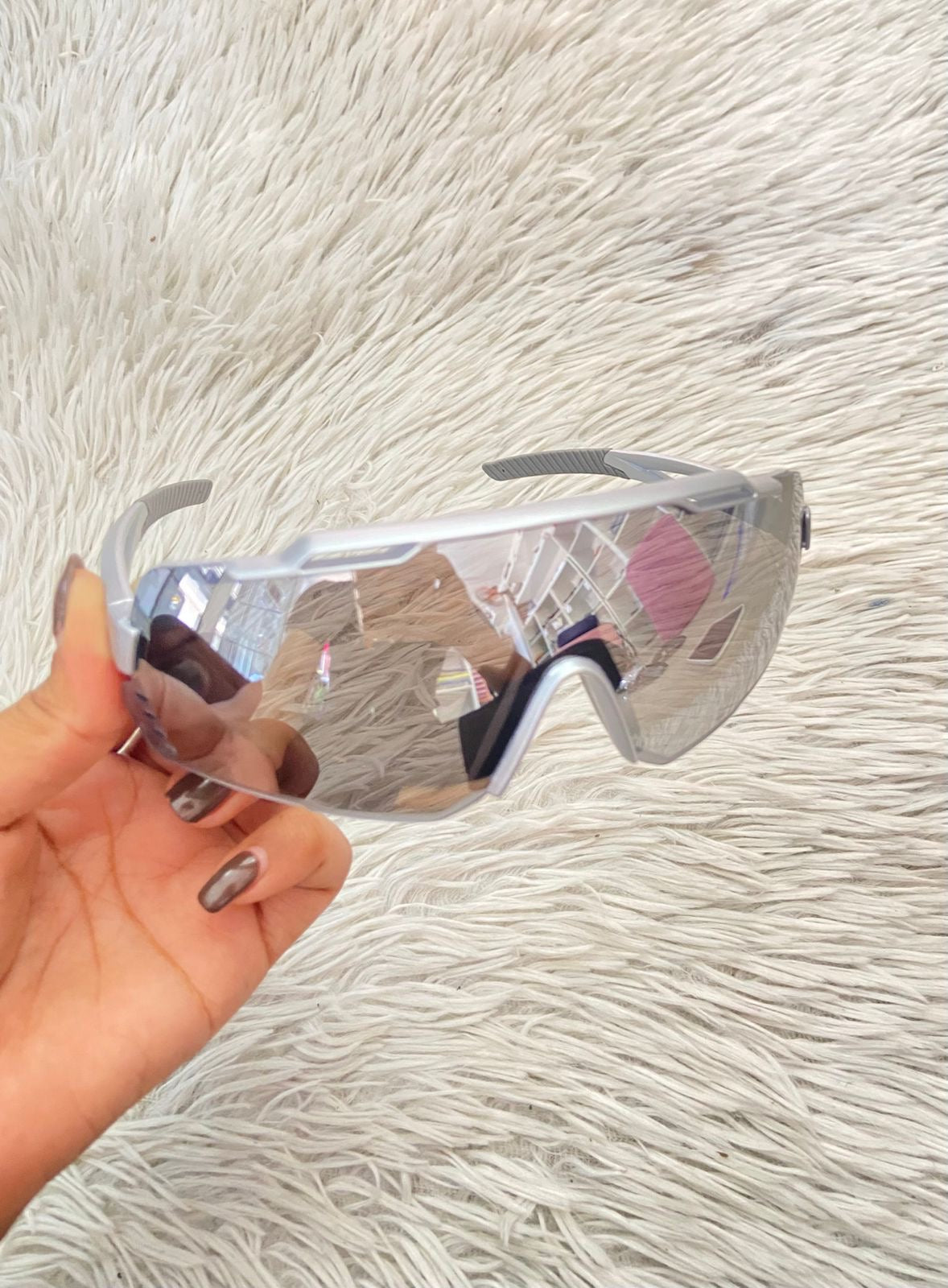 Lentes, plateados con montura en color plateado metálico.