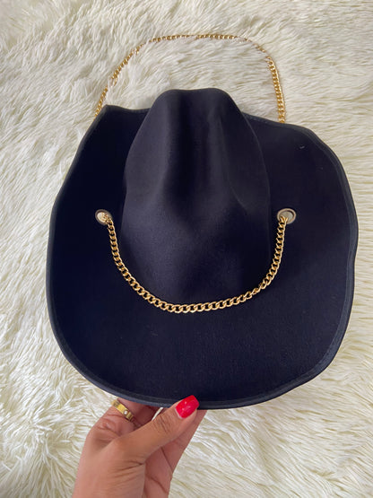 Sombrero, negro con Cadena dorada decorativa, estilo vaquero.