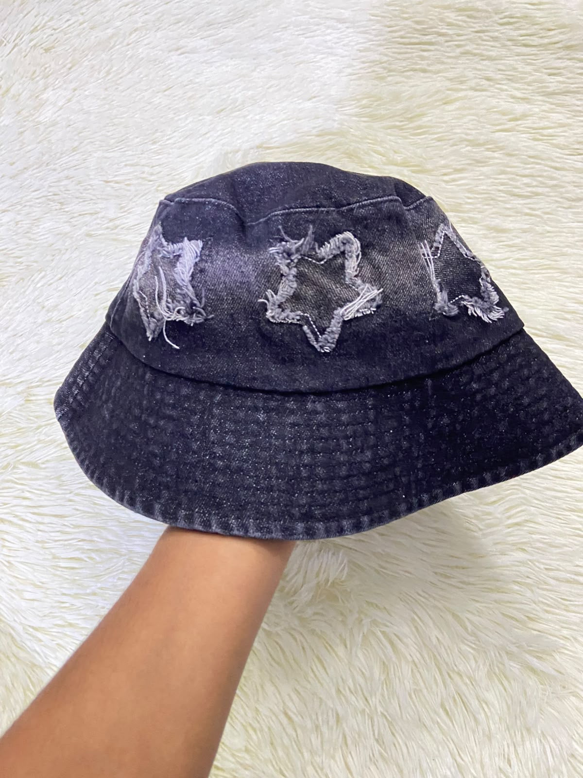Gorro, en tela jean negro con detalles de estrellas.