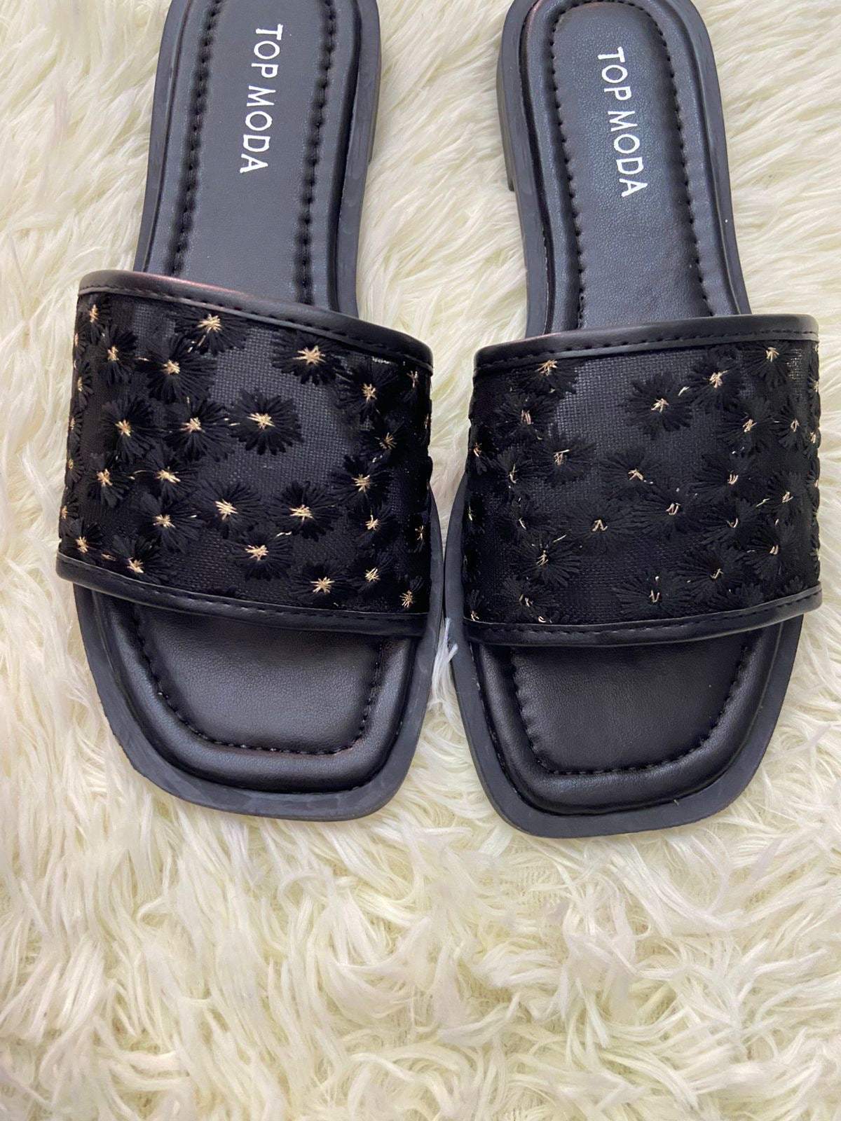 Sandalias TOP MODA original, negra transparente con bordado de flores.