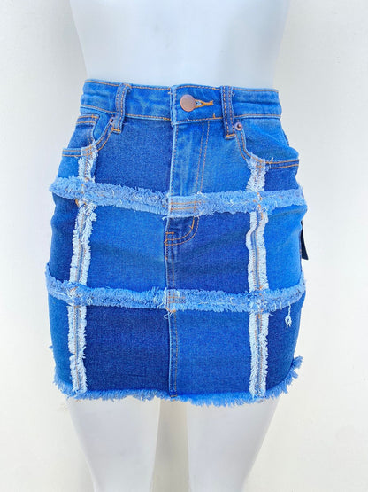 Falda AMERICAN BAZI original azul con diseño de cuadros desgastados.