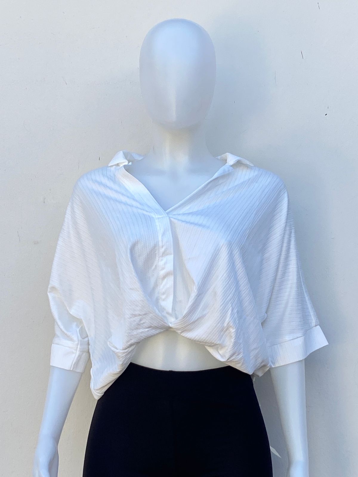 Top/Camisa, blanca estilo canalé, con botones.