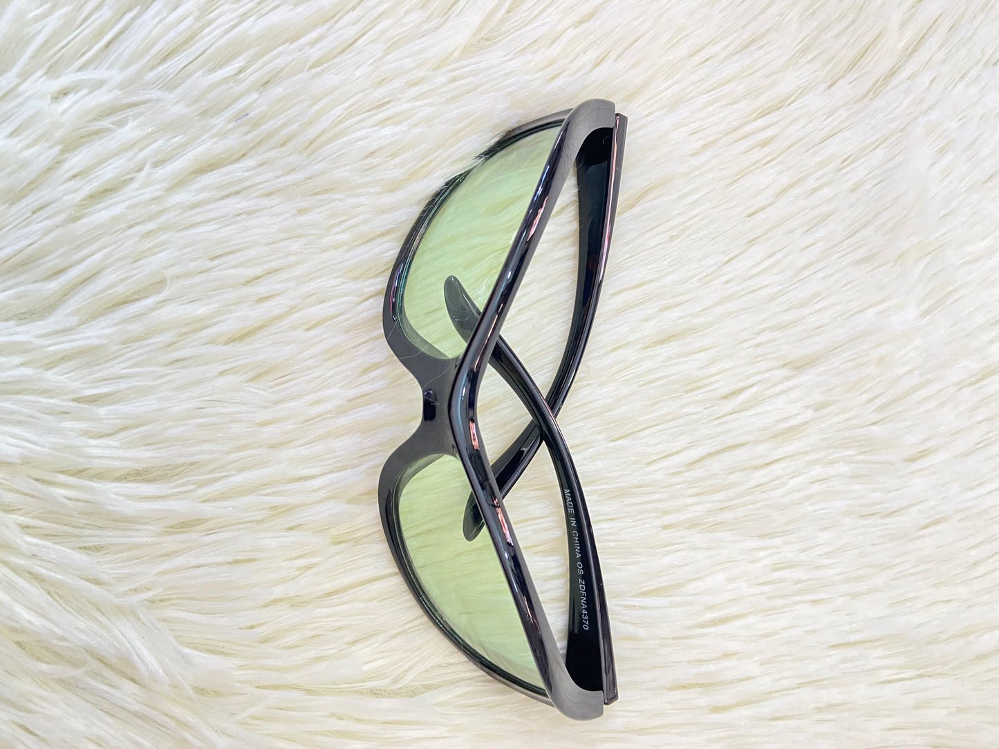 Lentes, negros con micas color verde y detalles plateados.