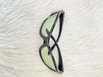 Lentes, negros con micas color verde y detalles plateados.