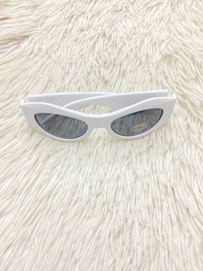 Lentes, diseñados con protección UV 100-400 para proteger tu visión. Blanco con micas negras.