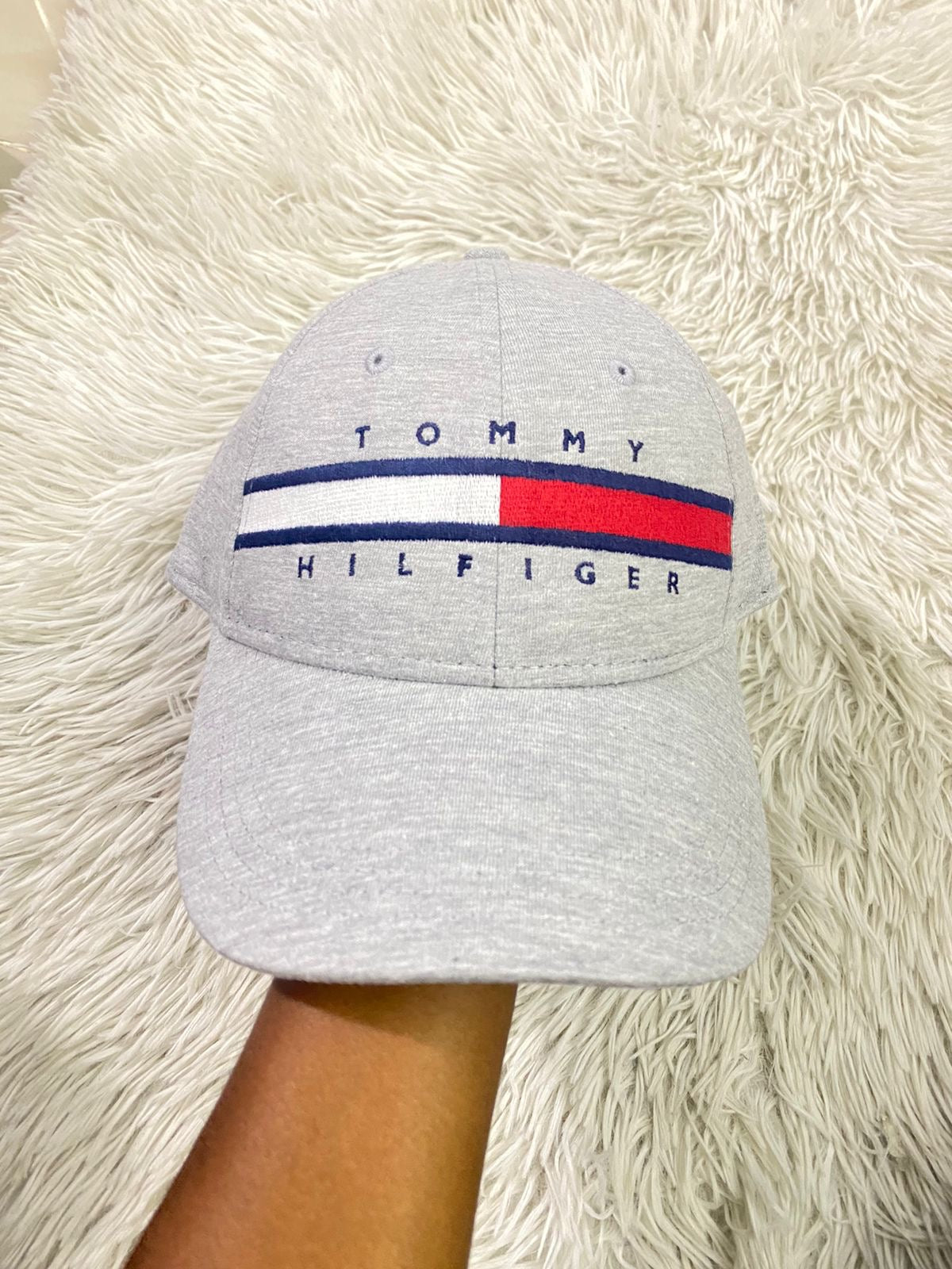 Gorra Tommy Hilfiger original gris con banda TOMMY HILFIGER en frente.