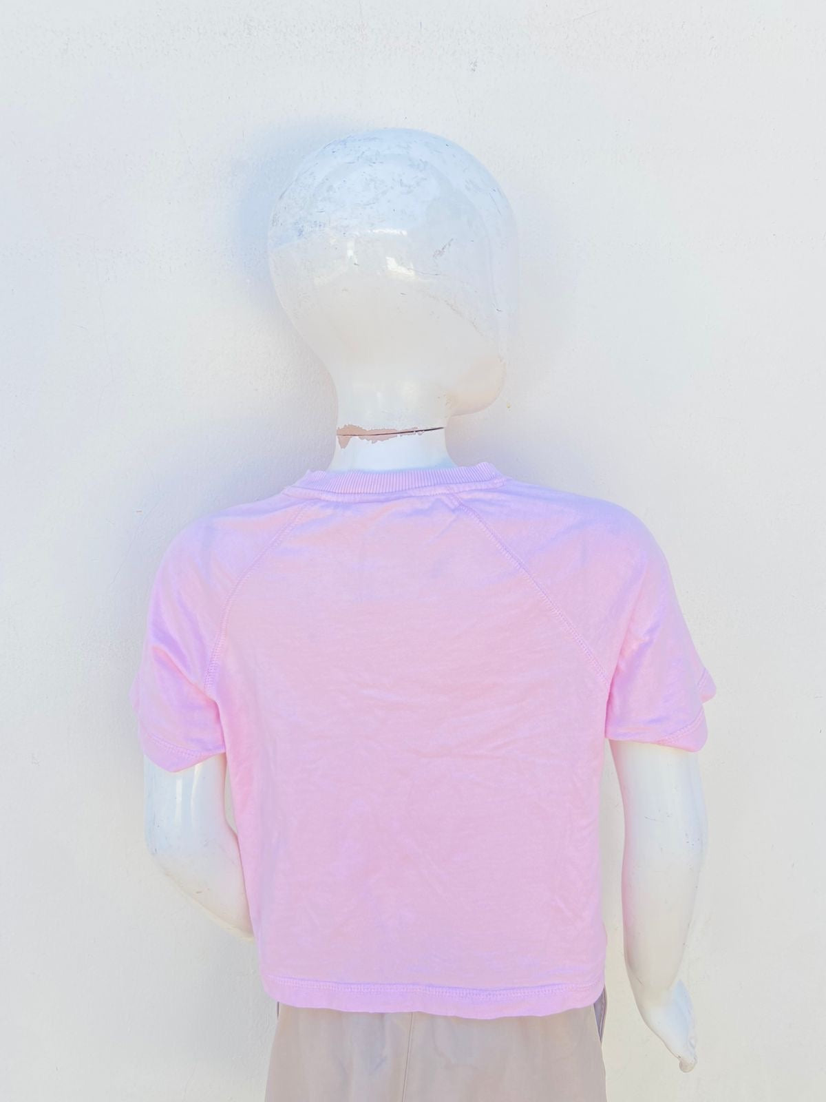 T-shirt/Crop top ZARA Original en color rosado con estampado al frente de una playa con un delfin, una palmera dos rosas y letra SUNLIT SHORES