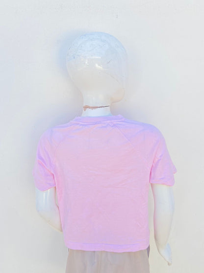 T-shirt/Crop top ZARA Original en color rosado con estampado al frente de una playa con un delfin, una palmera dos rosas y letra SUNLIT SHORES