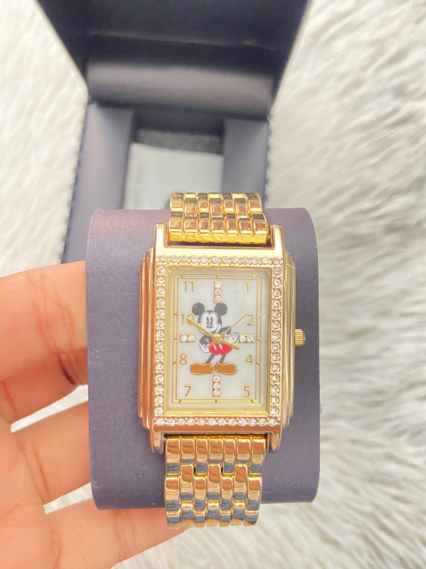 Reloj Disney original x Mickey Mouse, dorado con diamantes en el borde y fondo de Mikey mouse.