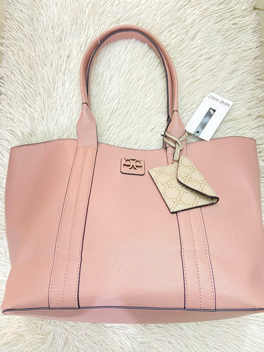 Cartera NINE WEST Original en color rosado pastel y un  porta monedas con estampado de la marca .