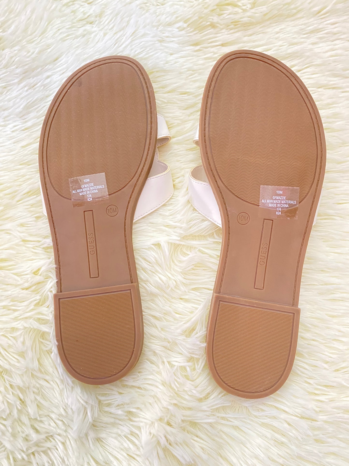 Sandalias GUESS original, blanca con crema y letras GUESS ? en frente.