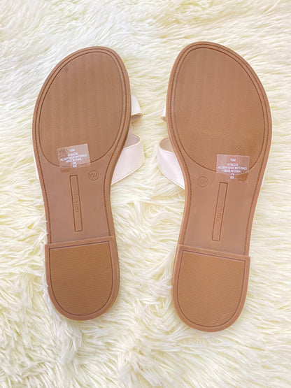 Sandalias GUESS original, blanca con crema y letras GUESS ? en frente.