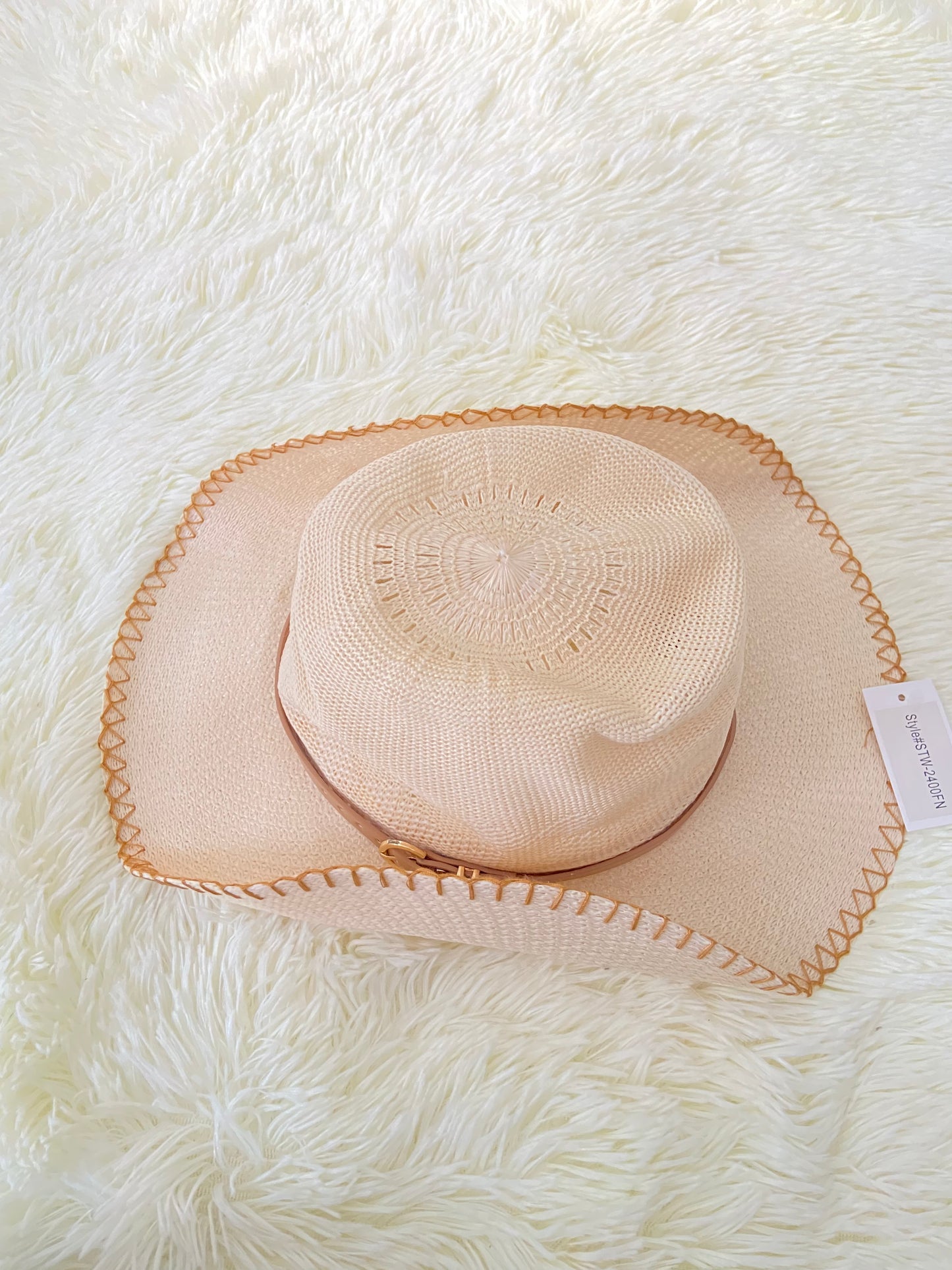 Sombrero, crema con costura en hilo marron y correa en color beige.