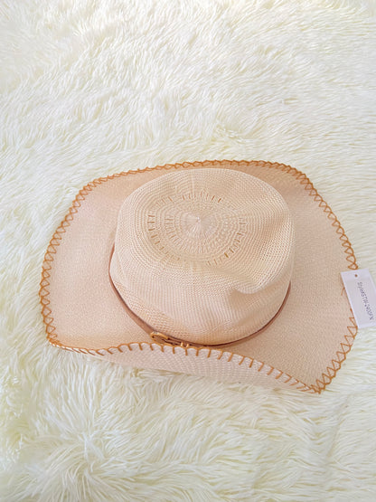 Sombrero, crema con costura en hilo marron y correa en color beige.