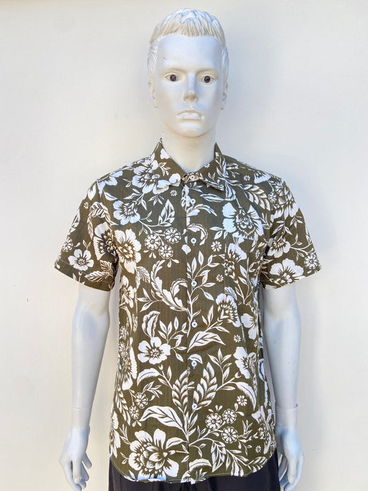 Camisa DEMEANOR original, verde oliva con estampado de flores blanca.