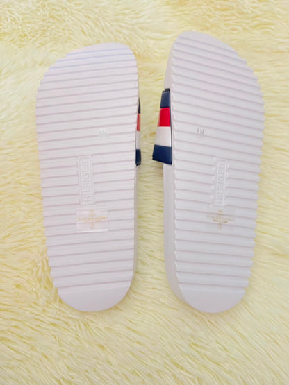 Sandalias TOMMY HILFIGER original, blanca con banda TOMMY en color rojo, blanco y azul y letras HILFIGER.