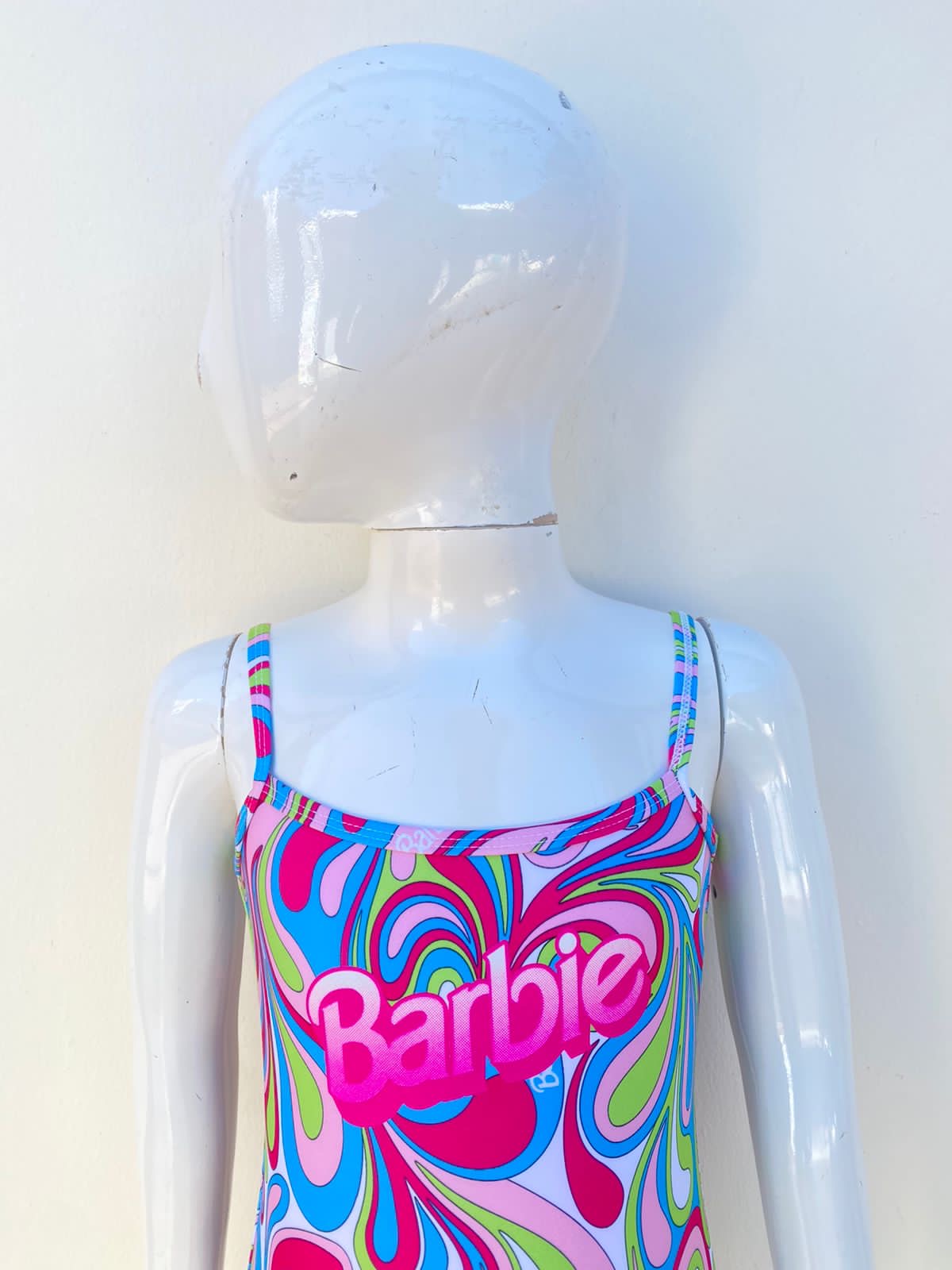 Biquini/ traje de baño Fashion Nova original rosado con estampado de gotas en otros colores y letras BARBIE.