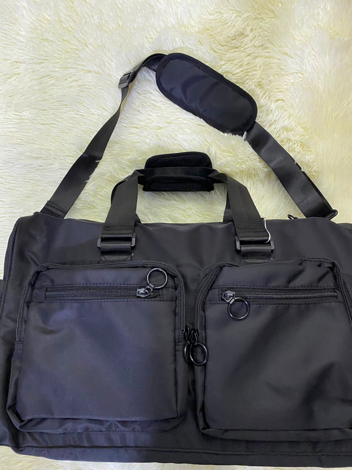 Bulto de viaje o gimnasio, negro con varios compartimentos y lazo adicional