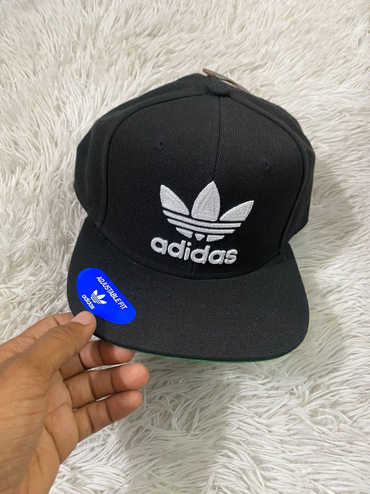 Gorra Adidas original negra con logotipo de la marca en frente en blanco.