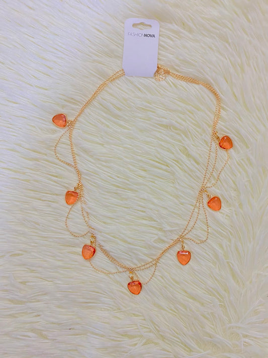 Cadena/ Collar, dorado con dijes de corazón en color naranja.