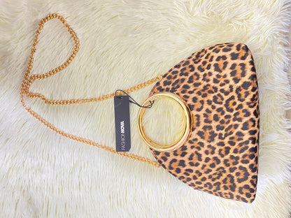 Cartera, marron con estampado de animal print y Cadena adicional.