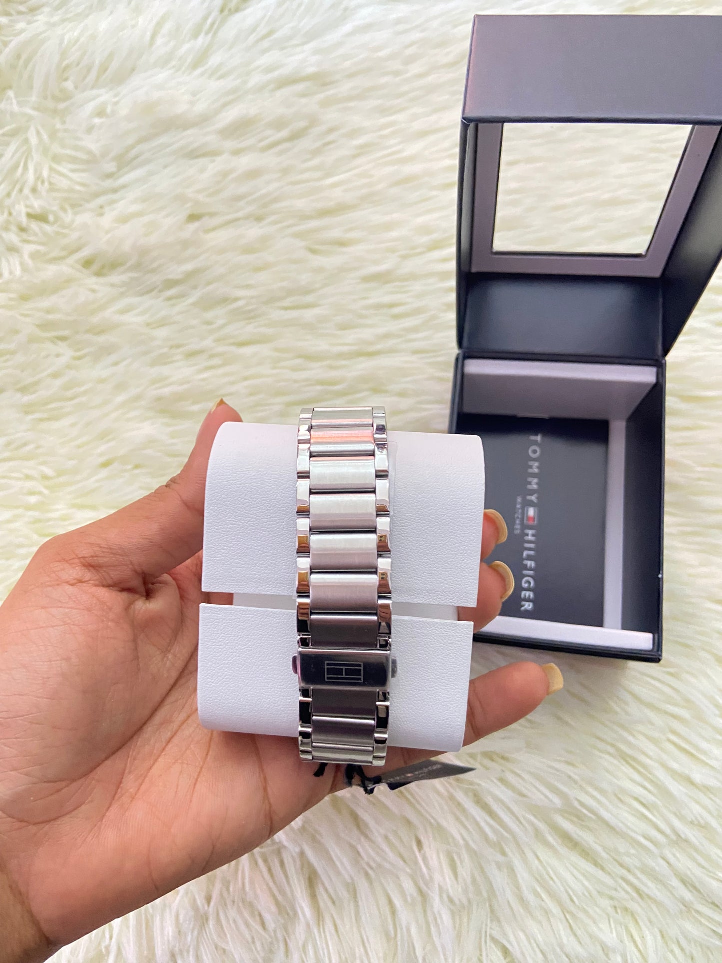 Reloj TOMMY HILFIGER original, cara 46mm plateado con fondo en color  blanco con azul y manecillas en color blanco.