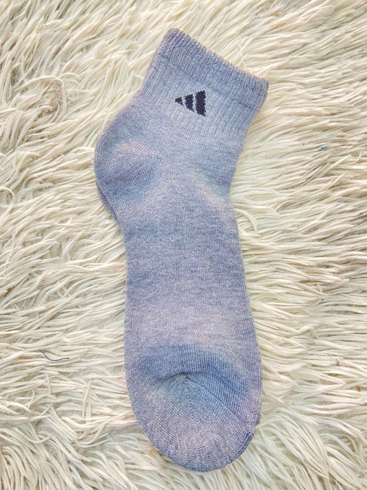 Medias ADIDAS Original, gris claro con logotipo de la marca en negro.