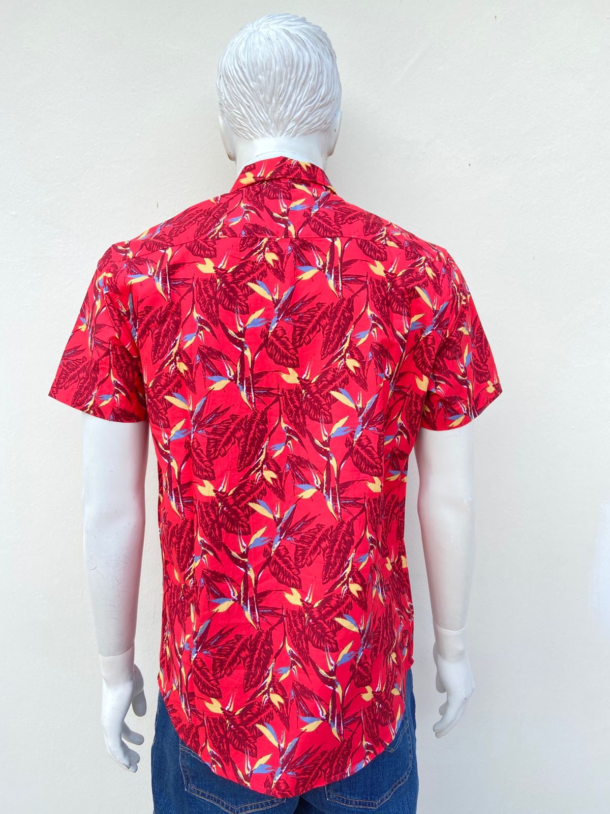 Camisa MBX PREMIUM GOODS original, roja con estampado de palmeras y hojas, 100% algodón.