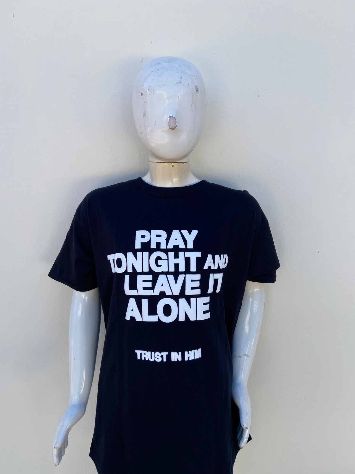 T-shirt negro con letras PRAT TONIGHT AND LEAVE IT ALONE TRUST IN HIM ( ora esta noche y déjalo en paz, confía en el )