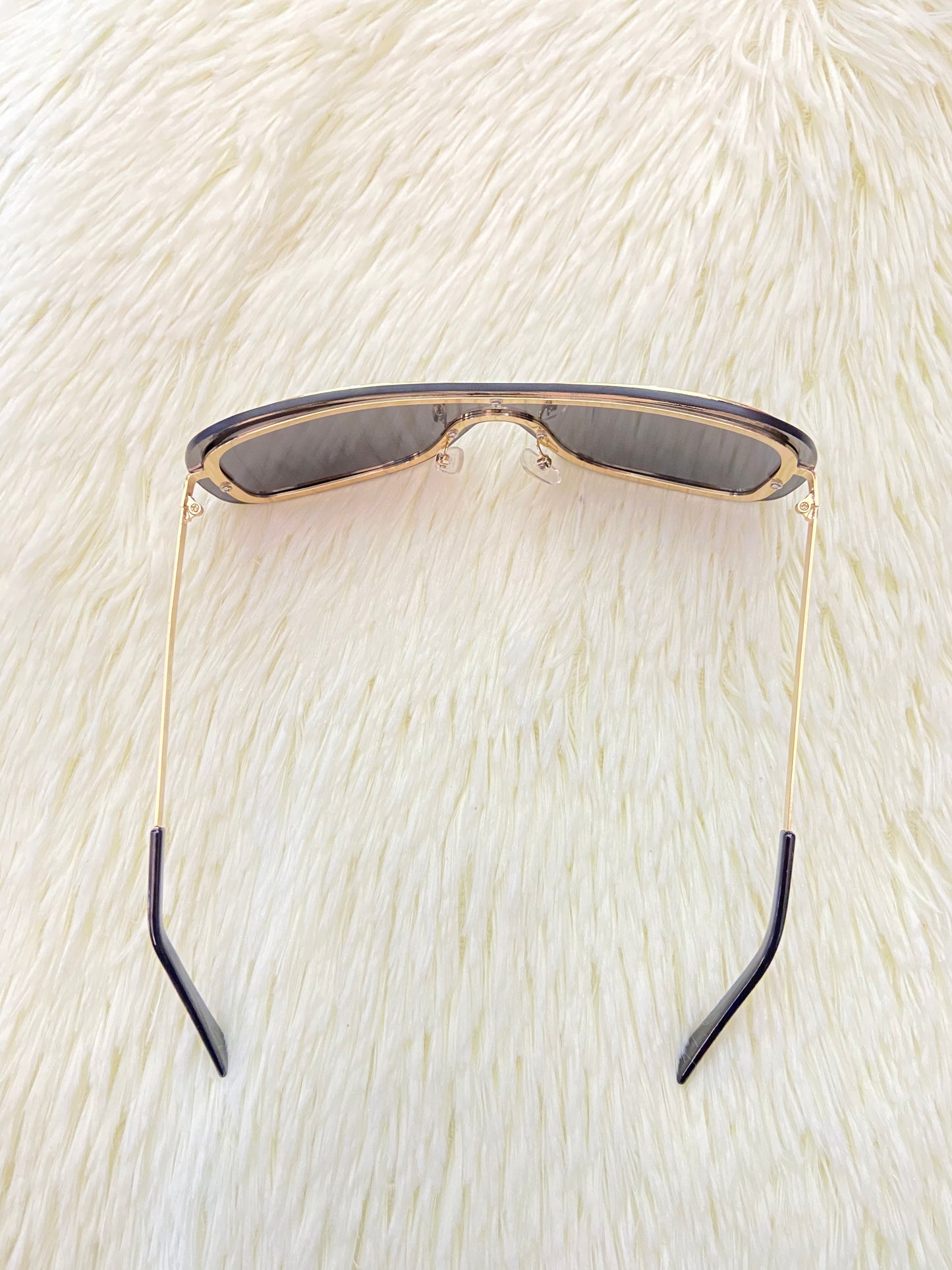 Lentes, negro con detalles en color dorado en frente y montura fina.