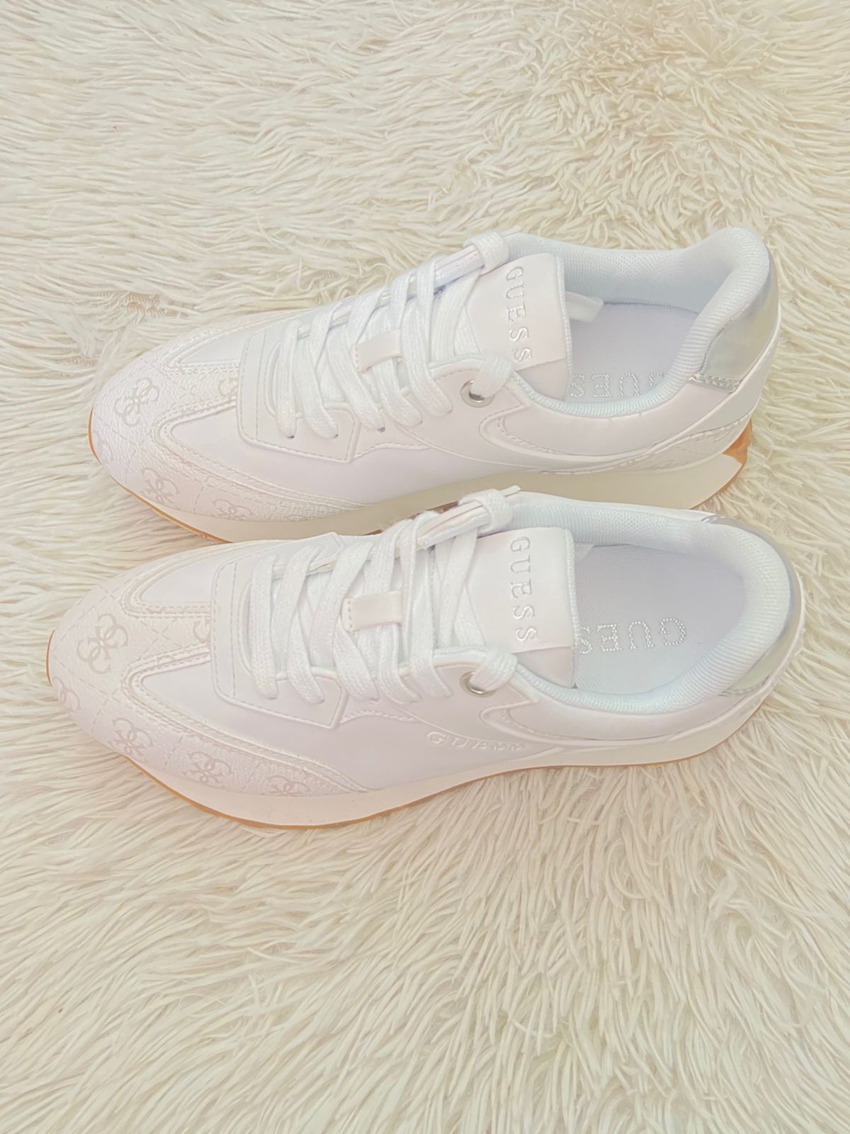 Tenis GUESS original blanco con marrón altos, com logotipo de Guess.