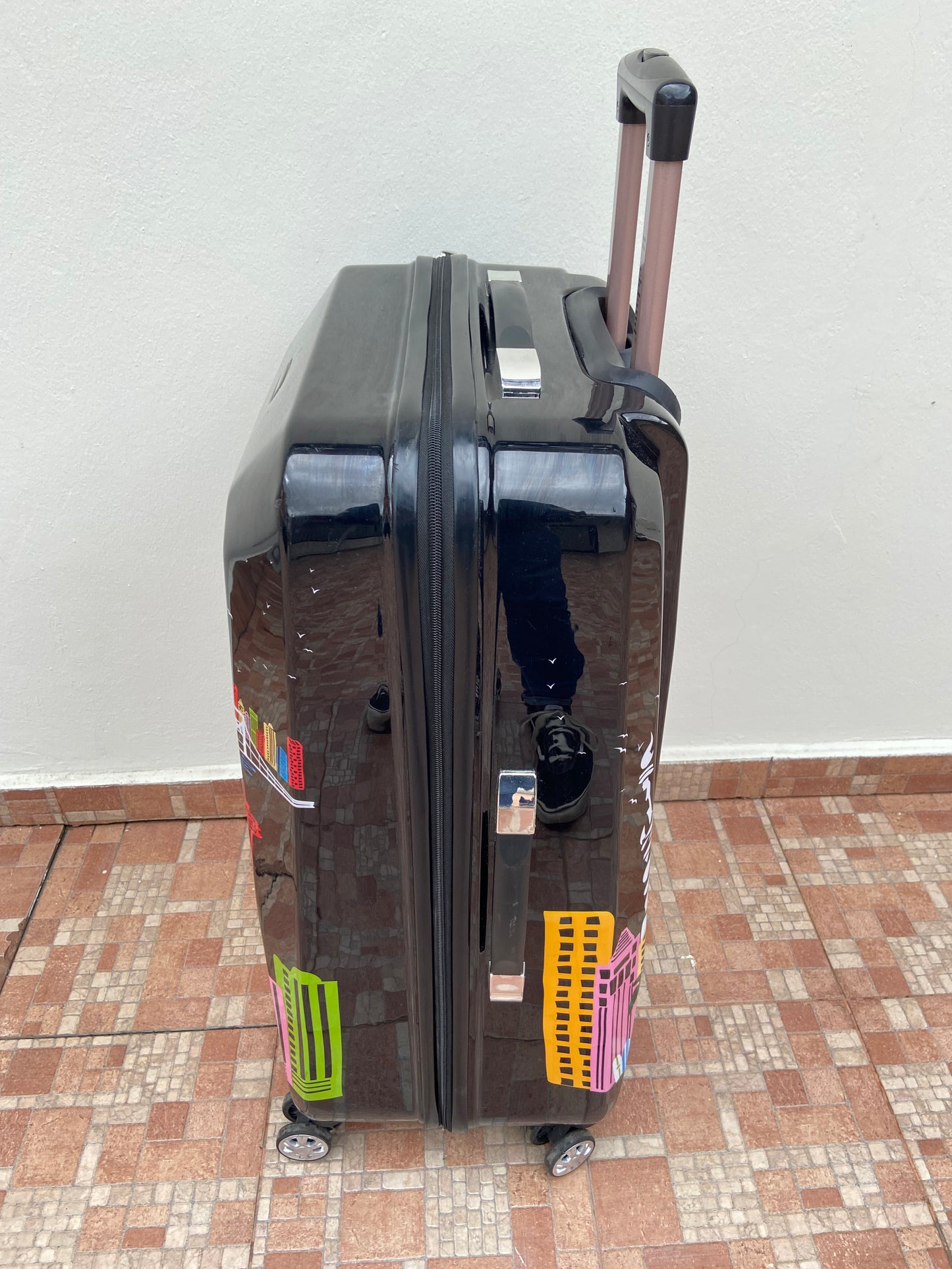 Maleta ROCKLAND original negra con la ciudad de HOLLYWOOD. Material ABS resistente al agua.  Asa telescópica ajustable