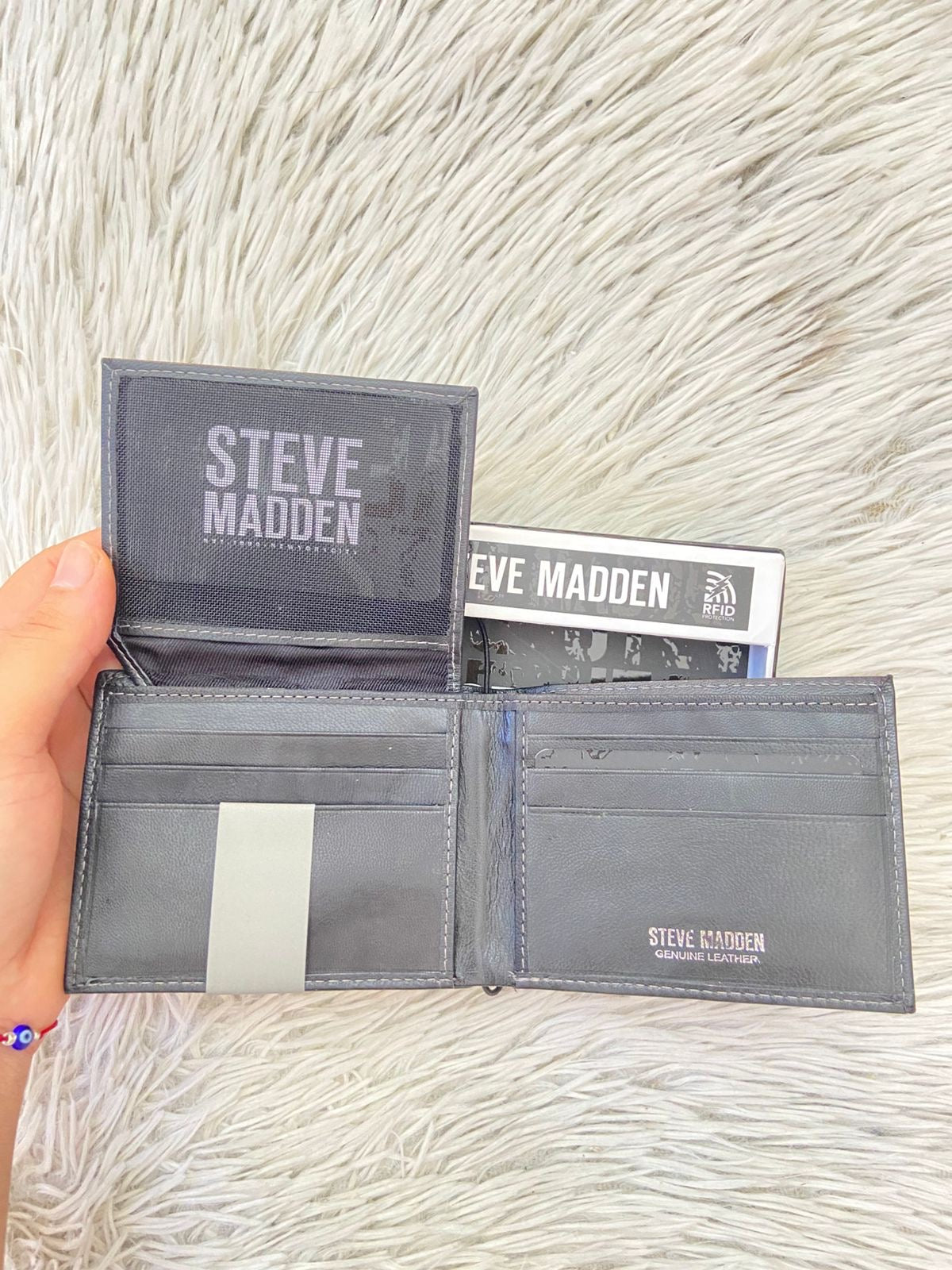 Billetera Steven Madden Original en color negra con varios compartimentos