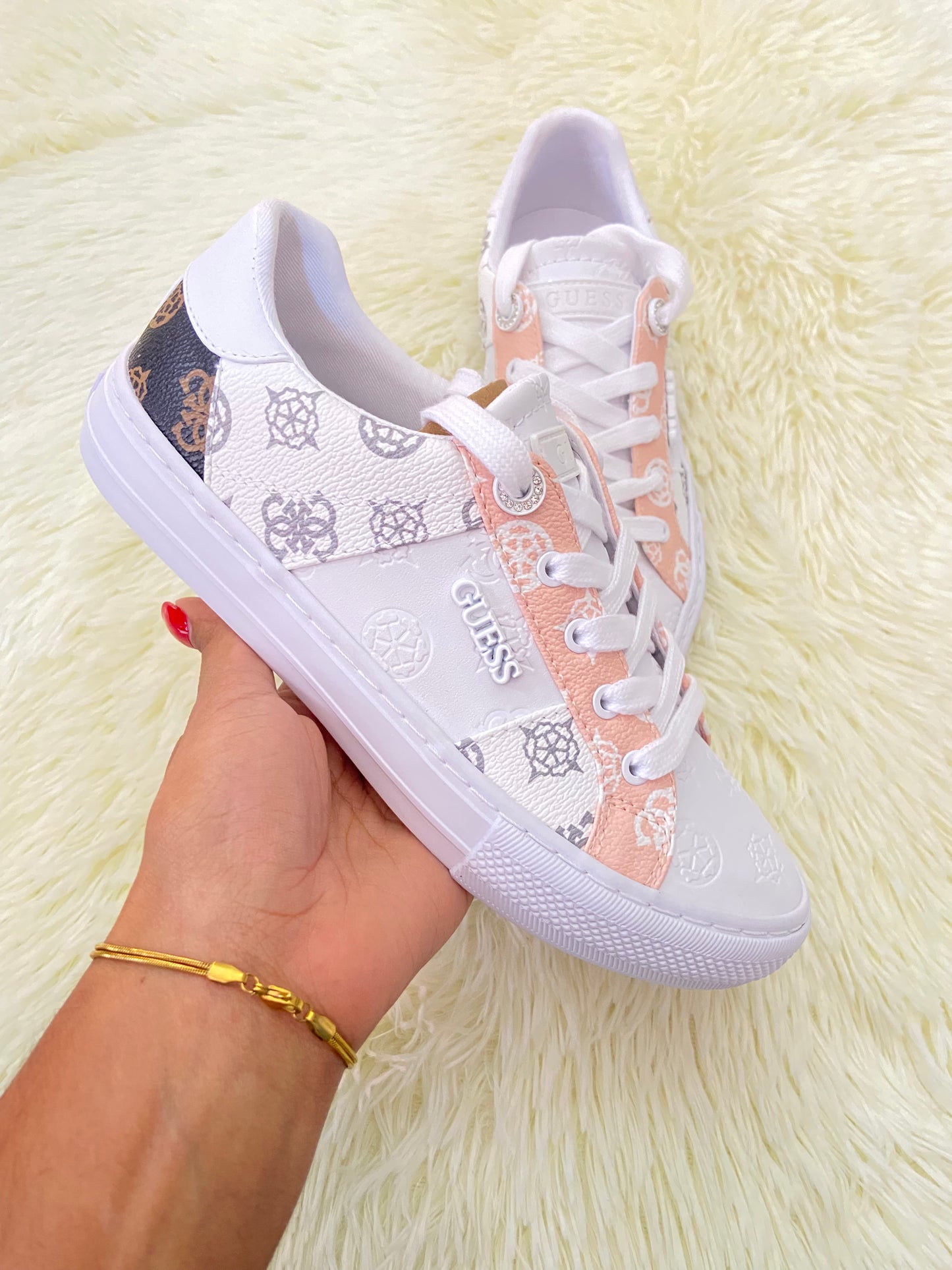 Tenis Guess original, blanco con rosado salmón, marron y estampado de la marca.